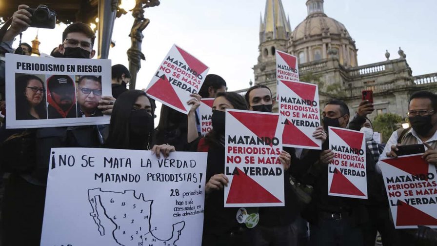 Periodistas protestan frente a Fiscalía de México por asesinato de colega