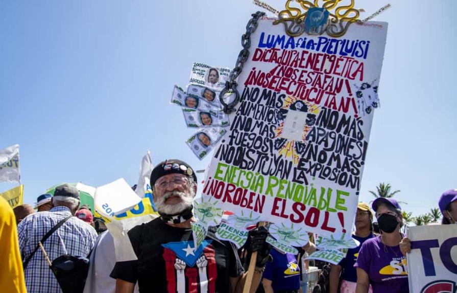 Cientos de personas protestan contra la empresa eléctrica de Puerto Rico