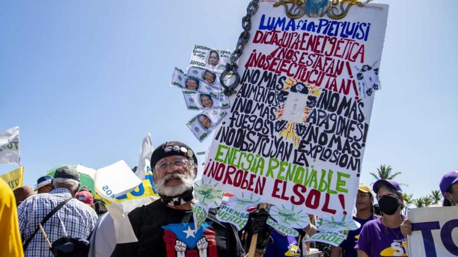 Cientos de personas protestan contra la empresa eléctrica de Puerto Rico