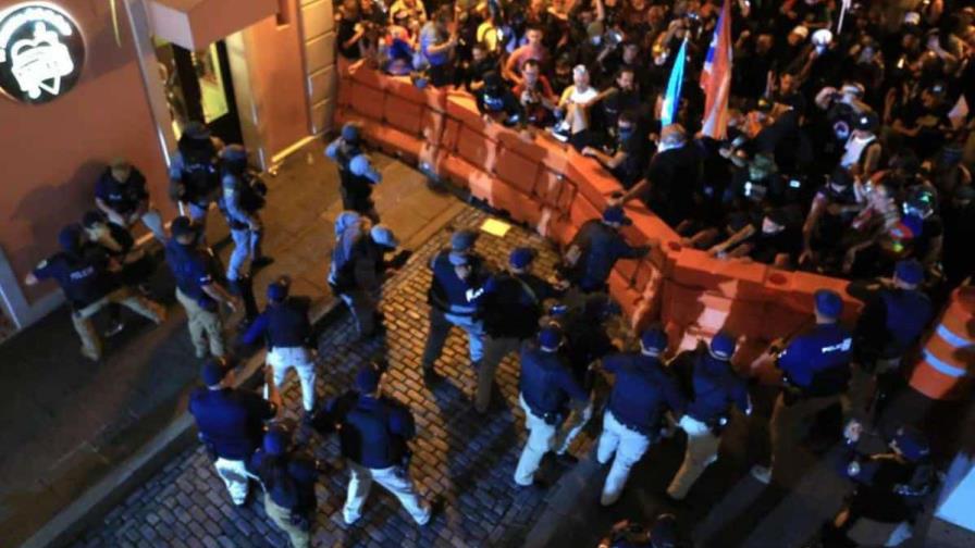 Policía de Puerto Rico dispersa a manifestantes en protesta por apagones