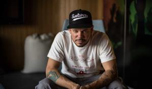 Residente protesta con otros cientos contra apagones en Puerto Rico