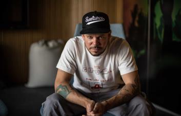 Residente protesta con otros cientos contra apagones en Puerto Rico