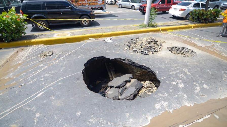 Se registra un socavón en la avenida Las Carreras de Santiago