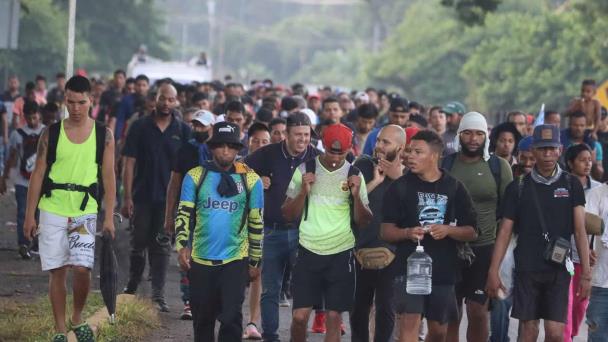 Dominicanos entre integrantes de tres caravanas de migrantes que avanzan rumbo a EEUU