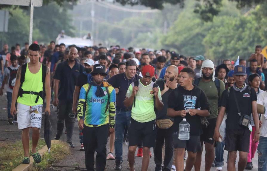 Dominicanos entre integrantes de tres caravanas de migrantes que avanzan rumbo a EEUU