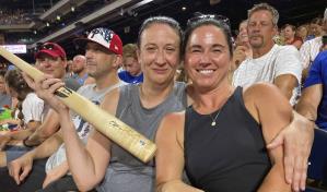 Los fan&aacute;ticos de mala gana entregan un recuerdo del dominicano Oneil Cruz