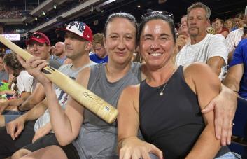 Los fanáticos de mala gana entregan un recuerdo del dominicano Oneil Cruz