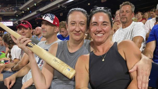 Los fanáticos de mala gana entregan un recuerdo del dominicano Oneil Cruz