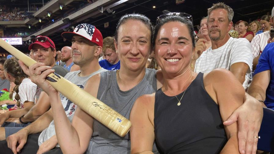 Los fanáticos de mala gana entregan un recuerdo del dominicano Oneil Cruz Los fanáticos de mala gana entregan un recuerdo del dominicano Oneil Cruz