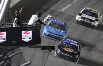 Clements gana en Daytona llena de choques y llega a la postemporada