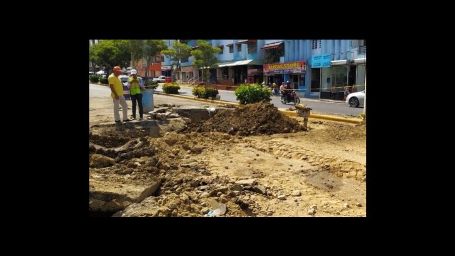 Trabajan en reparación de socavón en la avenida Las Carreras de Santiago Trabajan en reparación de socavón en la avenida Las Carreras de Santiago