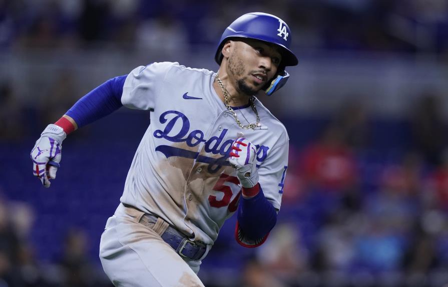 Betts suma dos jonrones; Dodgers vencen a Marlins en la décima