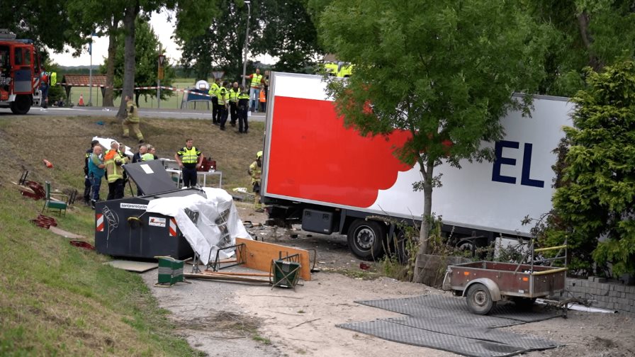 Conductor de un camión arrolla varias personas en un barrio Conductor de un camión arrolla varias personas en un barrio