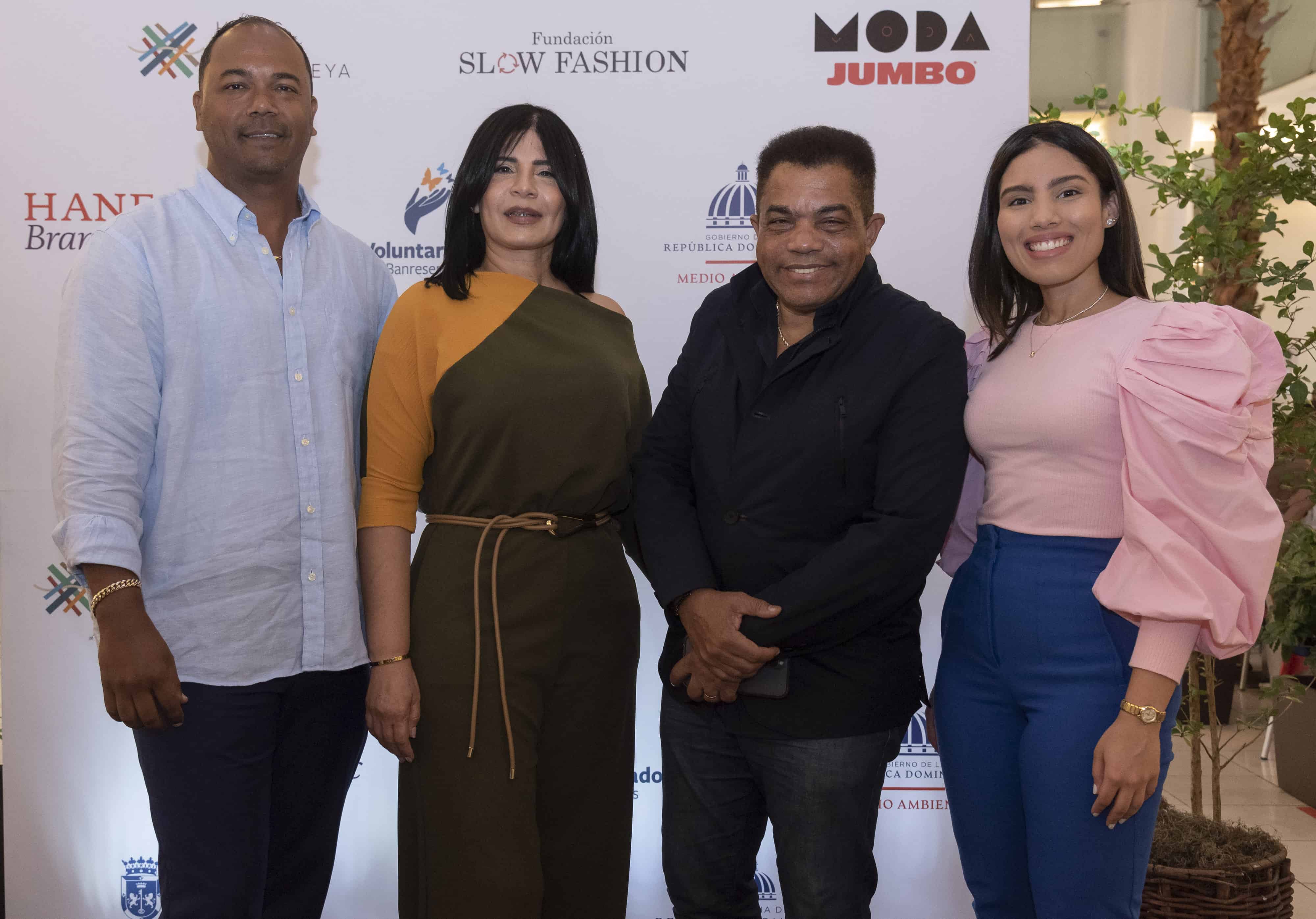 Francis Santana, Marisol Morey, Pastor Santiago Ponciano y Camely Damiron.