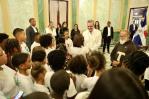 Presidente Abinader recibe niños de la Fundación Futuro Cierto