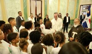 Presidente Abinader recibe niños de la Fundación Futuro Cierto