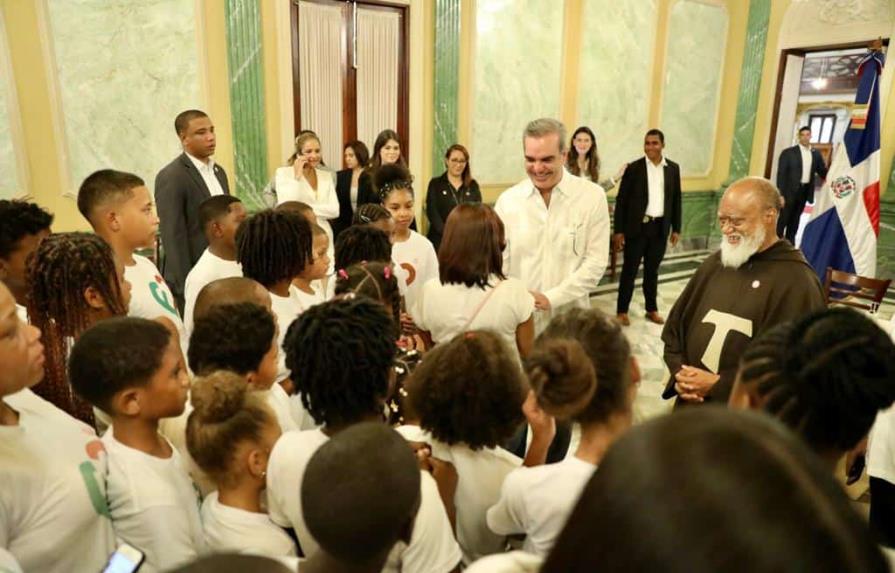 Presidente Abinader recibe niños de la Fundación Futuro Cierto