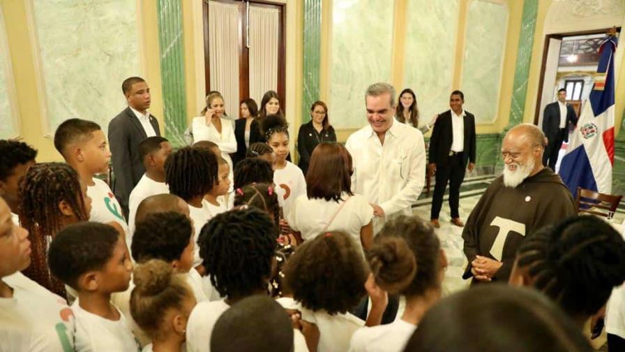 Presidente Abinader recibe niños de la Fundación Futuro Cierto
