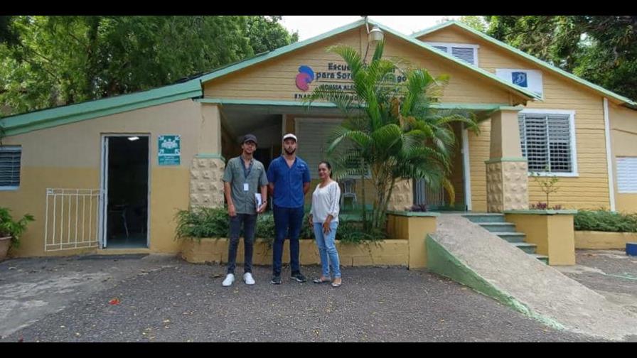 Ministerio de Vivienda asume reparación de la escuela para sordos de Santiago