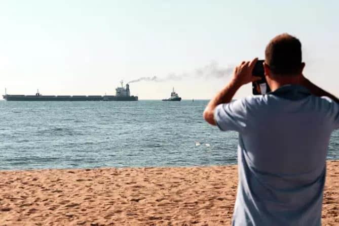 Otros seis barcos cargados de grano salieron este domingo de Ucrania