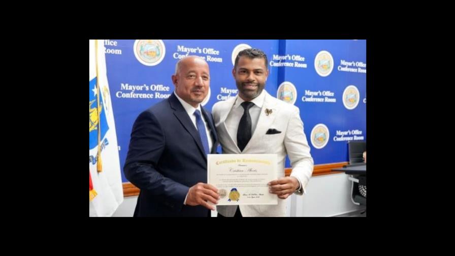 Cristian Allexis recibe reconocimiento por su destacada carrera como cantautor