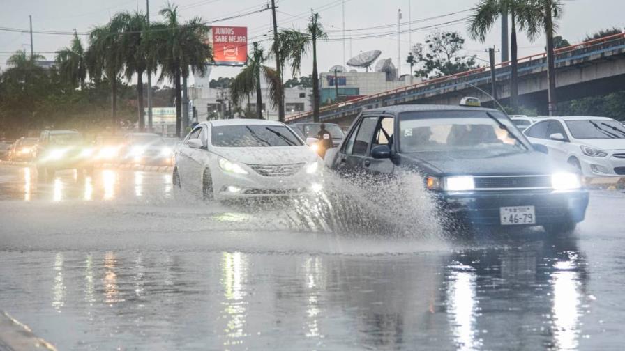 Aguaceros continuarán en las próximas 36 horas por vaguada y onda tropical