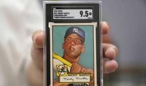 Postal de Mickey Mantle rompe récord, mientras recuerdos deportivos se disparan