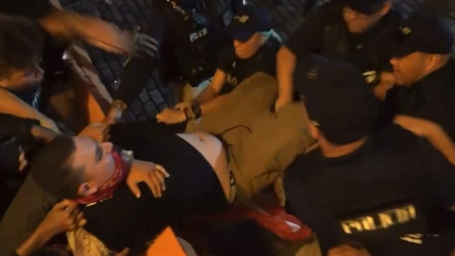 Cuatro policías heridos en protesta por apagones y alta tarifa eléctrica en Puerto Rico