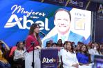 Abel Martínez y Nahiony Reyes encabezan acto mientras los definen como “la próxima pareja presidencial”