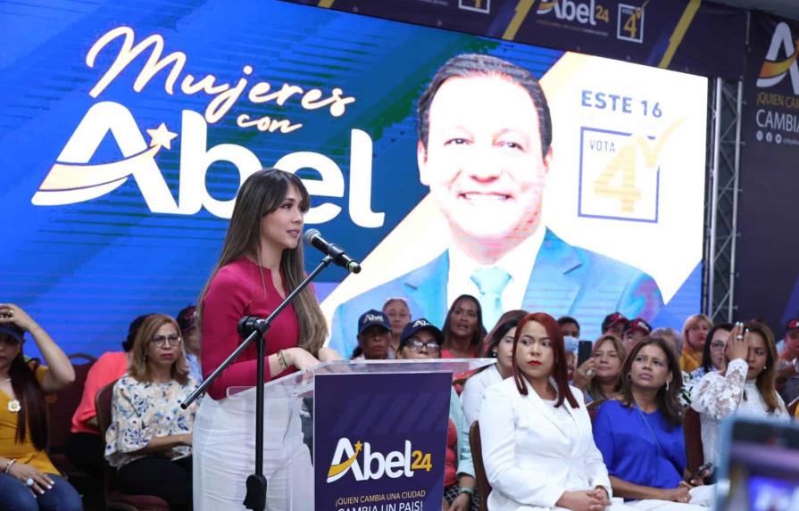 Abel Martínez y Nahiony Reyes encabezan acto mientras los definen como “la próxima pareja presidencial”