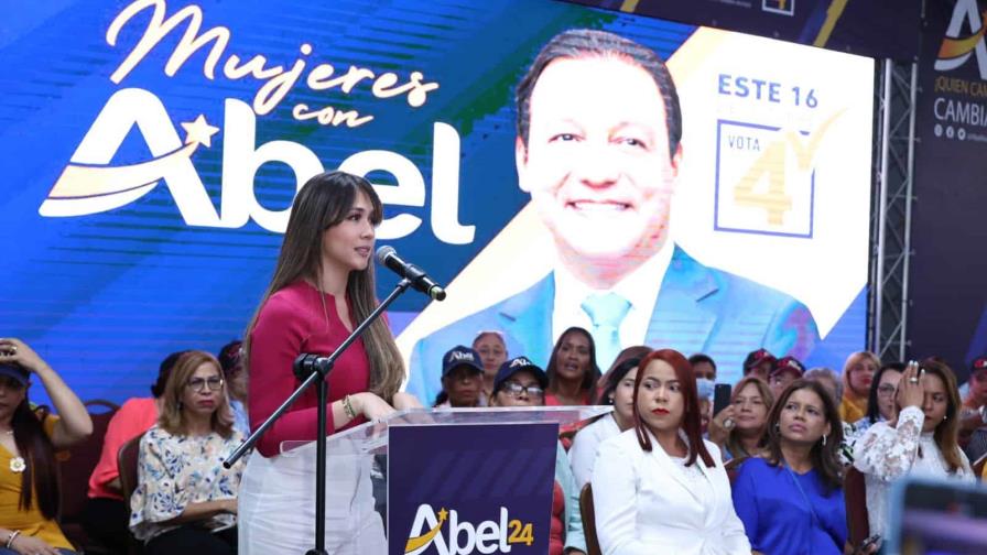 Abel Martínez y Nahiony Reyes encabezan acto mientras los definen como “la próxima pareja presidencial”