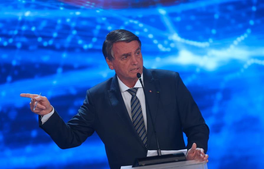 Jair Bolsonaro dice a una periodista que es una vergüenza durante el debate entre candidatos