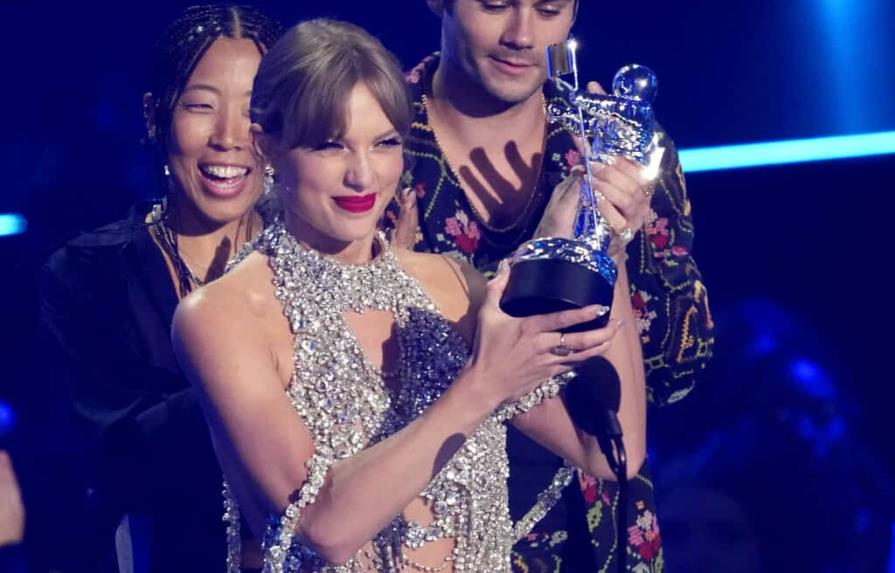 Taylor Swift wins top prize, announces new album at MTV VMAs