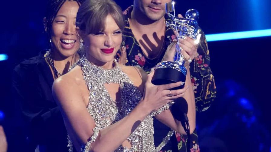 Taylor Swift wins top prize, announces new album at MTV VMAs Taylor Swift wins top prize, announces new album at MTV VMAs