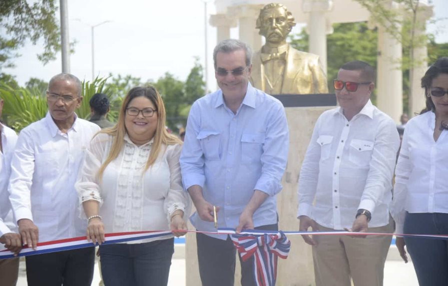 Abinader inaugura entrada y parque de Azua con una inversión de RD$60 millones