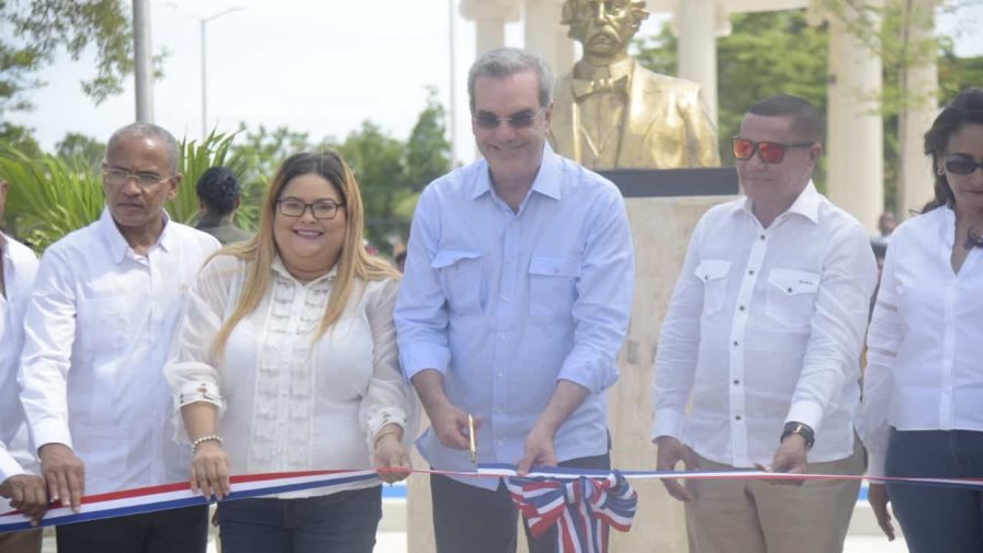 Abinader inaugura entrada y parque de Azua con una inversión de RD$60 millones Abinader inaugura entrada y parque de Azua con una inversión de RD$60 millones