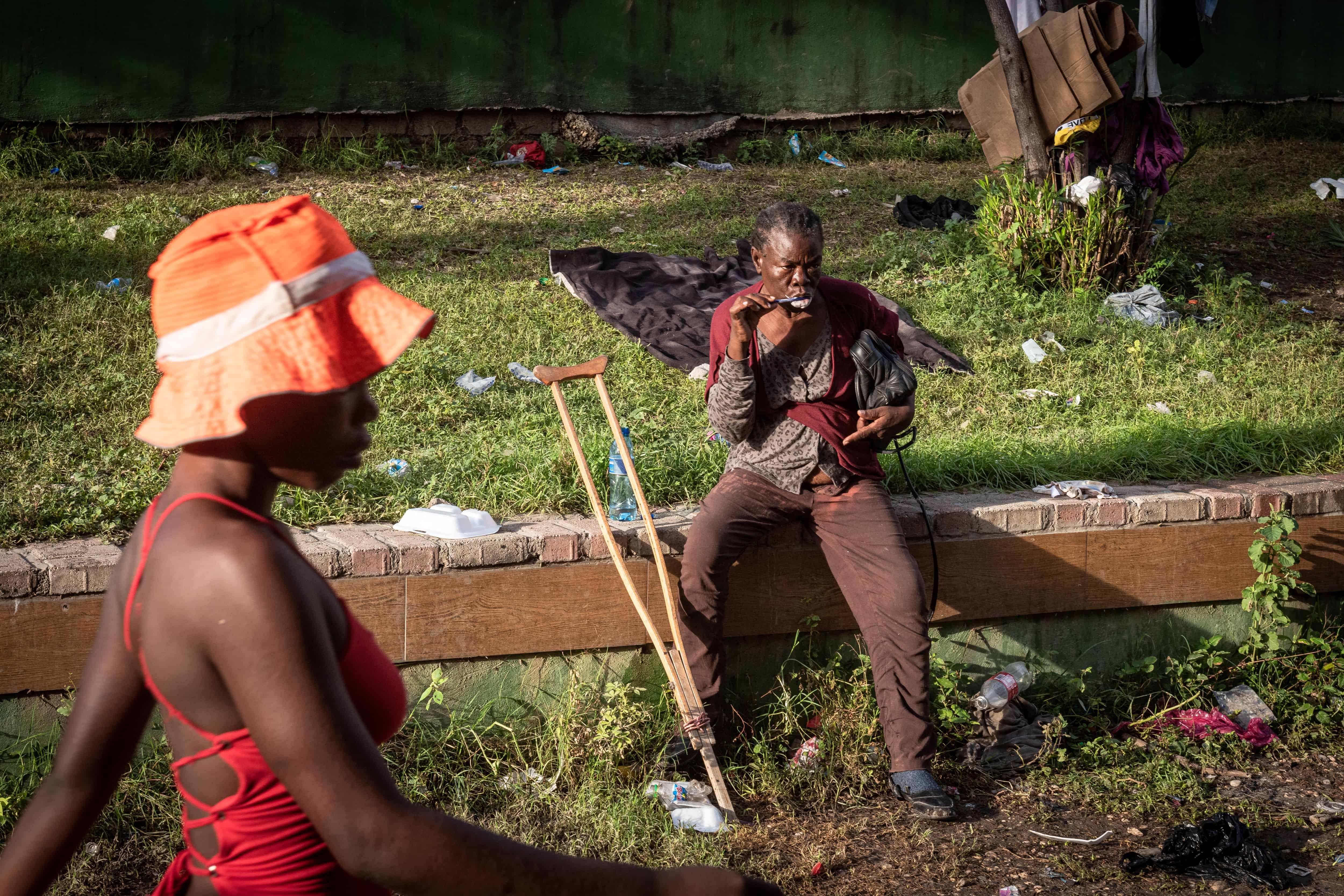 Un hombre permanece sentado en un andén el 27 de agosto de 2022, en Puerto Príncipe (Haití). 