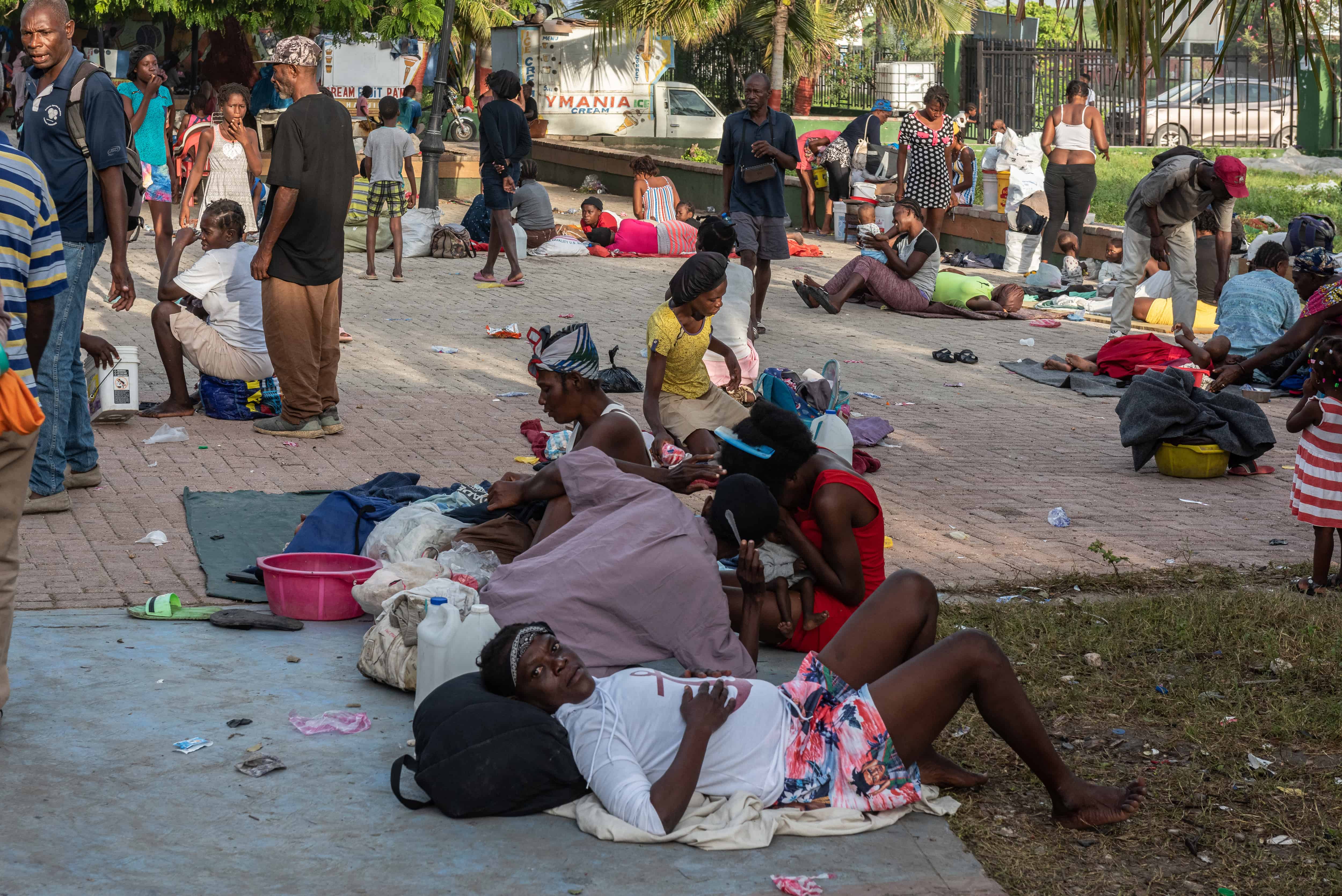 Varias personas permanecen acostadas en el suelo el 27 de agosto de 2022, en Puerto Príncipe (Haití).