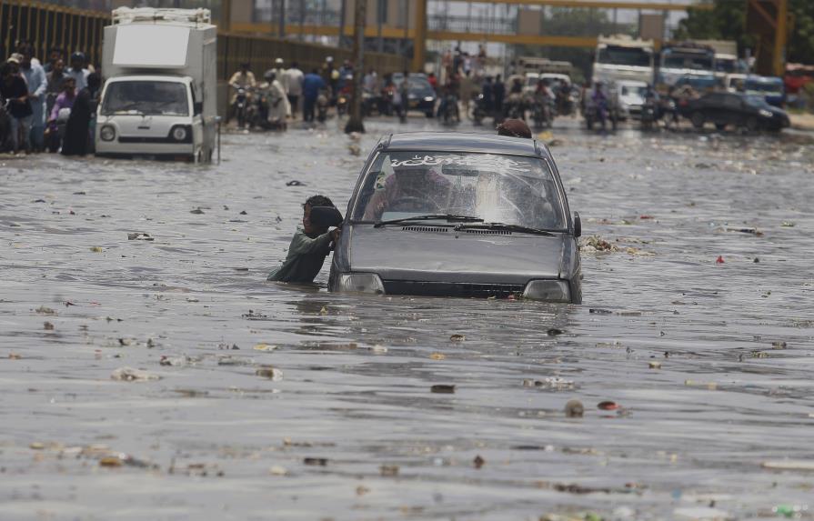 Aumentan a más de 1,200 los fallecidos en Pakistán por las inundaciones