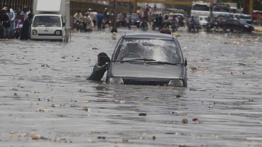 Aumentan a más de 1,200 los fallecidos en Pakistán por las inundaciones