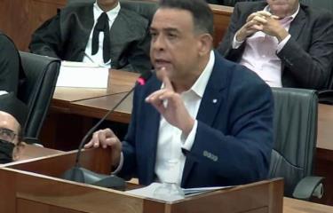 Alexis Medina promete a juez que no se irá al país - Diario Libre