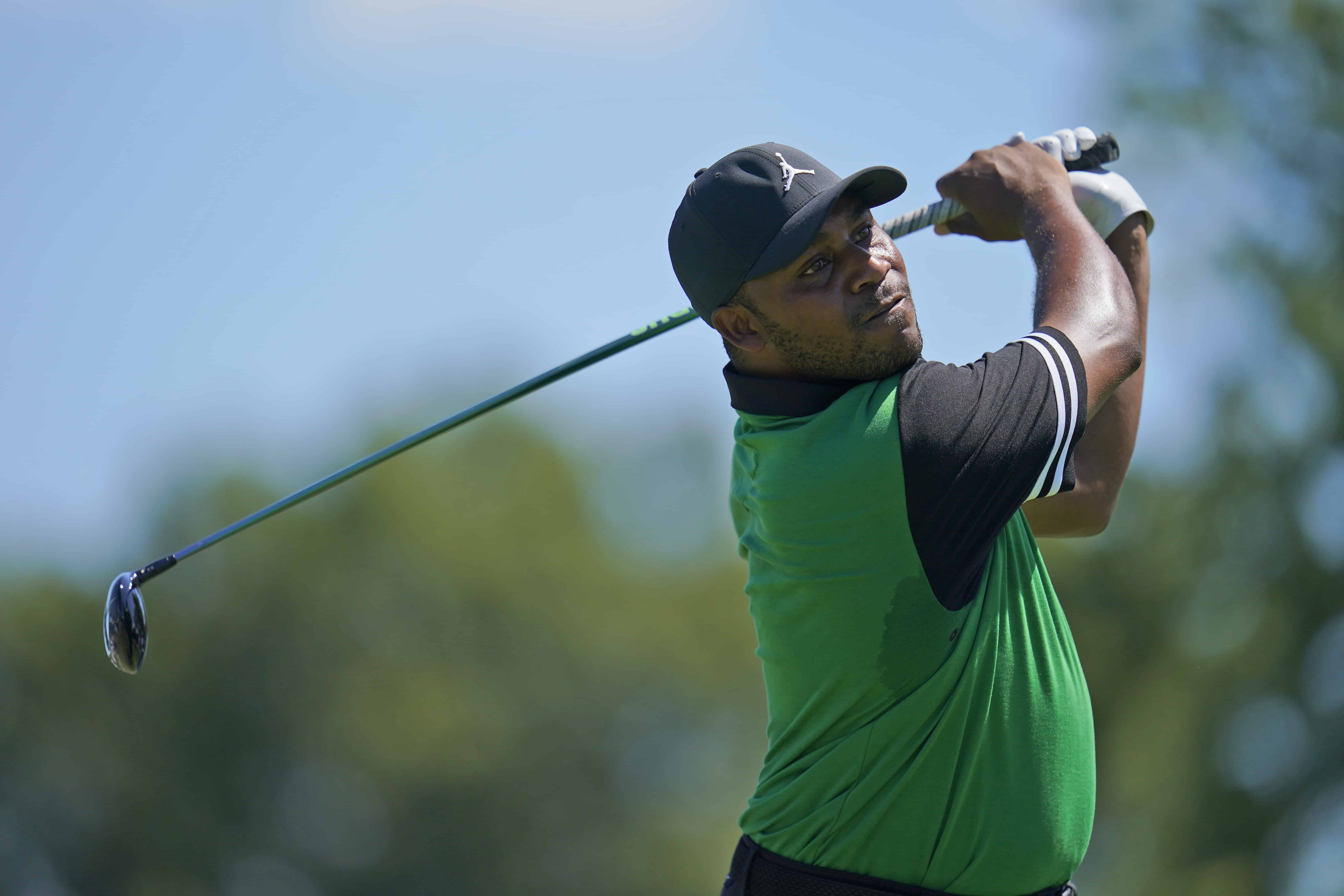 Harold Varner III observa su tiro en el hoyo 17 durante la primera ronda del torneo de golf BMW Championship en Wilmington Country Club, el jueves 18 de agosto de 2022 en Wilmington, Del.