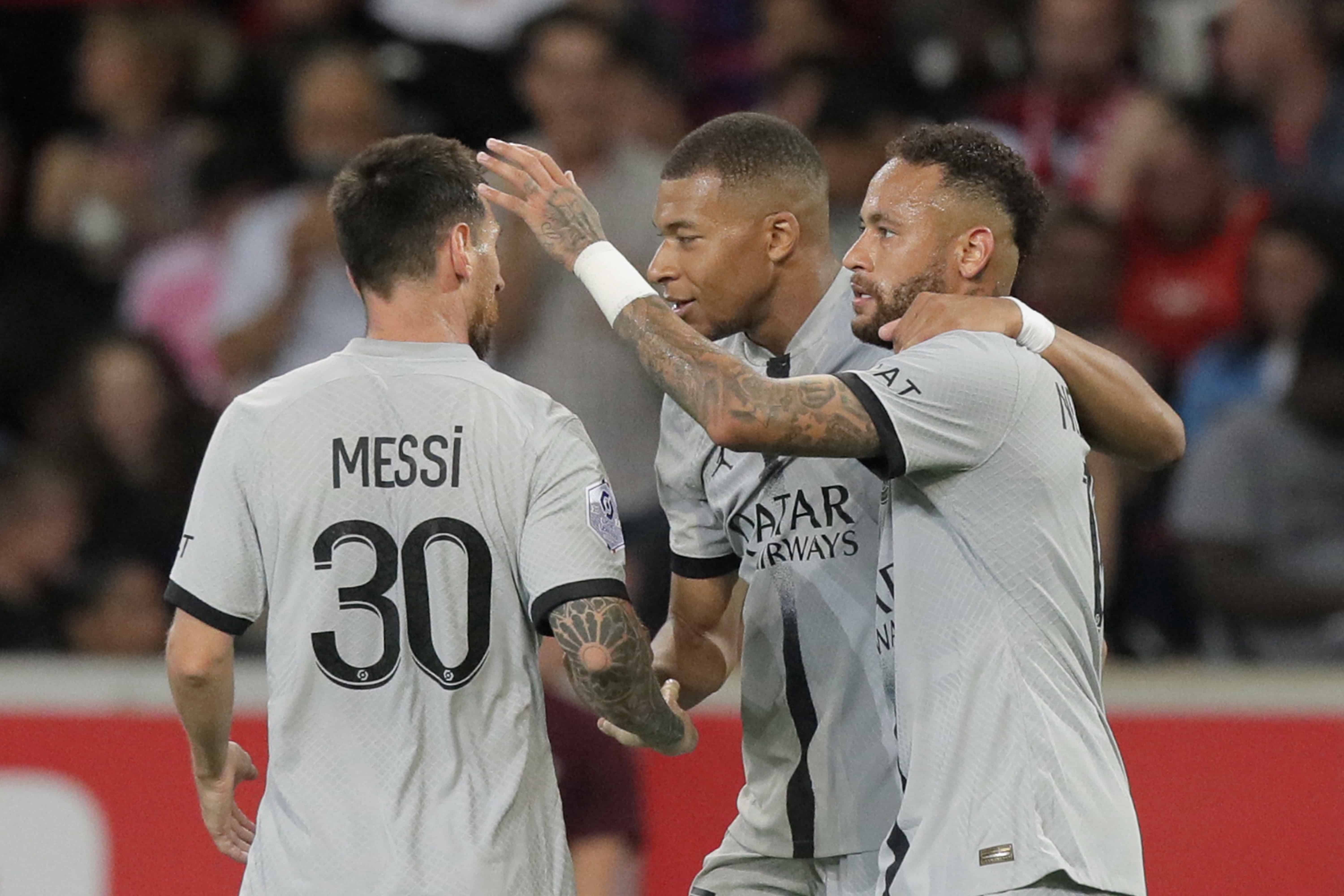 Desde la izquierda, Lionel Messi, Kylian Mbappé y Neymar celebran un gol del Paris Saint-Germain en el partido contra Lille en la liga francesa, el 21 de agosto de 2022. 