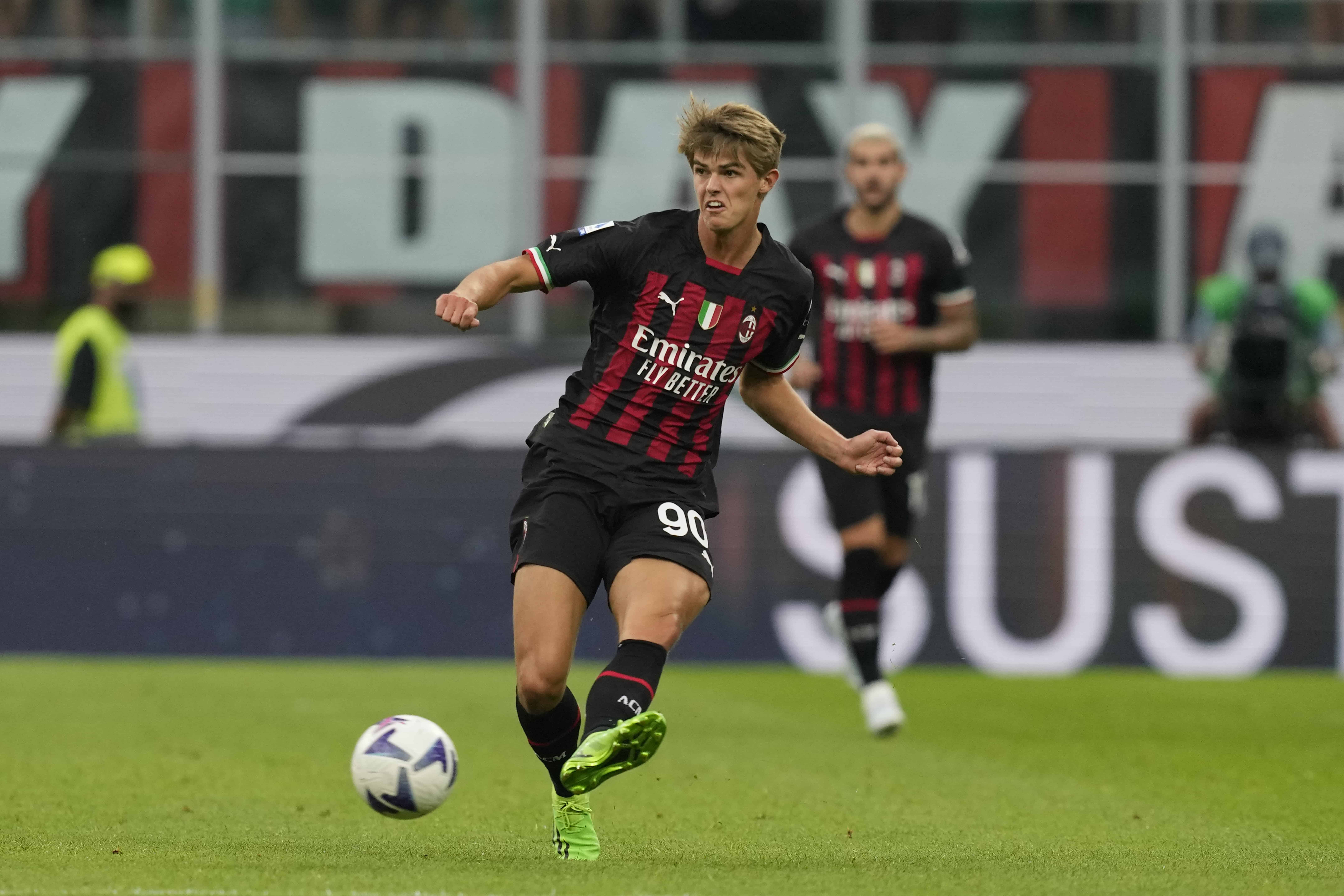 El volante del Milan Charles De Ketelaere pasa el balón en el partido contra Udinese en la Serie A italiana, el 13 de agosto de 2022. 