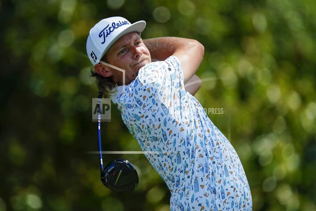 Cameron Smith, de Australia, golpea desde el tercer tee durante la segunda ronda del torneo de golf Tour Championship en East Lake Golf Club, el viernes 26 de agosto de 2022, en Atlanta.