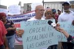 Comunitarios del sector Las Charcas realizan piquete frente a Obras Públicas de Santiago Comunitarios del sector Las Charcas realizan piquete frente a Obras Públicas de Santiago
