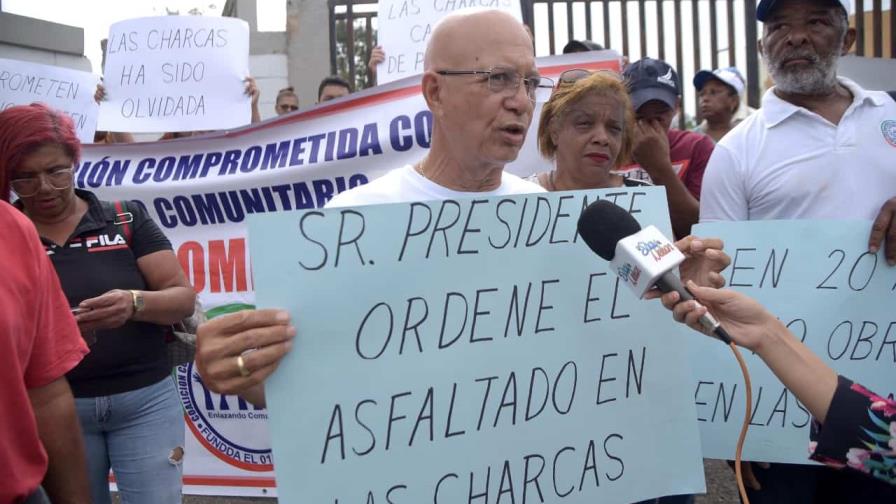 Comunitarios del sector Las Charcas realizan piquete frente a Obras Públicas de Santiago