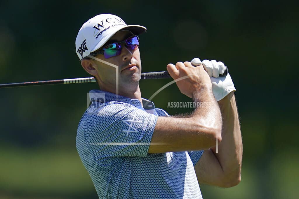 Cameron Tringale observa su tiro en el tercer tee durante la primera ronda del torneo de golf BMW Championship en Wilmington Country Club, el jueves 18 de agosto de 2022 en Wilmington, Del.&nbsp;