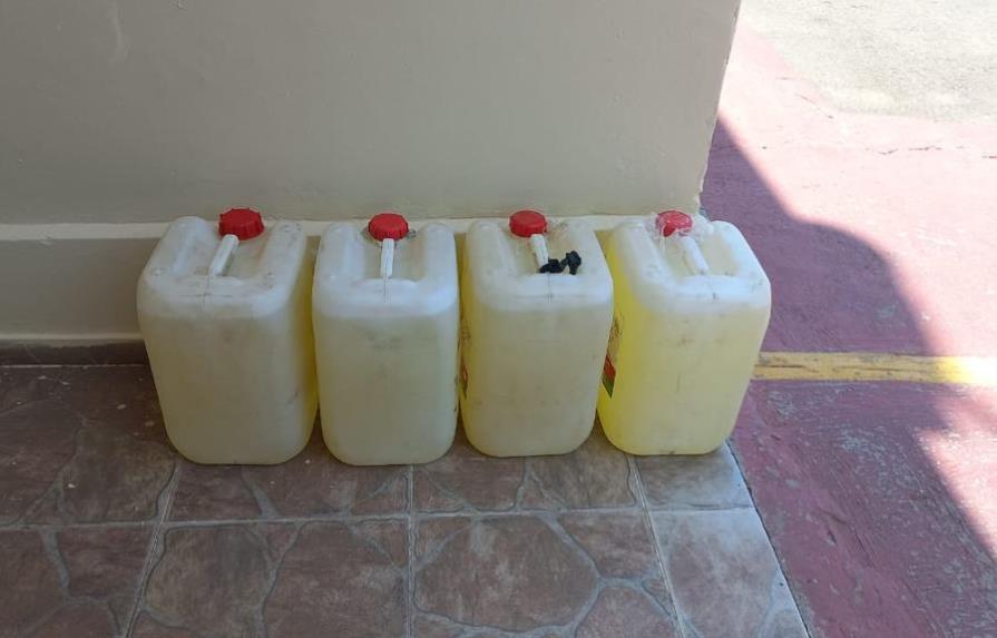 Apresan a cinco haitianos con garrafones de gasolina en Dajabón