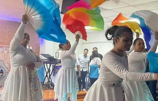Decenas acuden a mini concierto de danzas cristianas